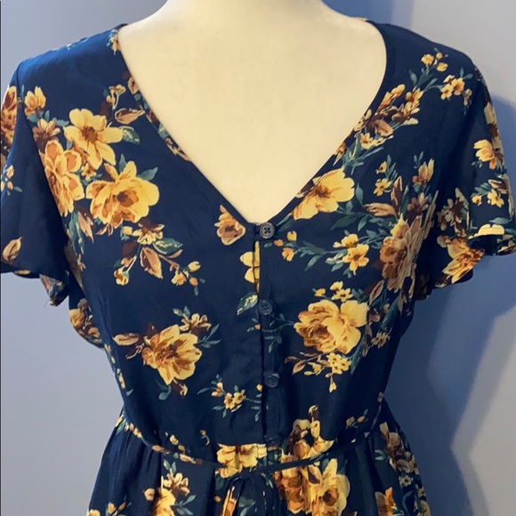 ❄️3/$12 Xhilaration V-neck Flutter Sleeve Dress - Picture 2 of 3